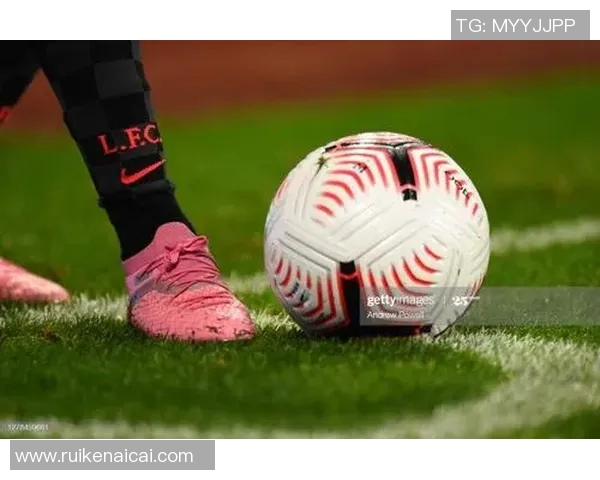 安德玛足球明星鞋助力运动员展现卓越技艺与风采的完美选择