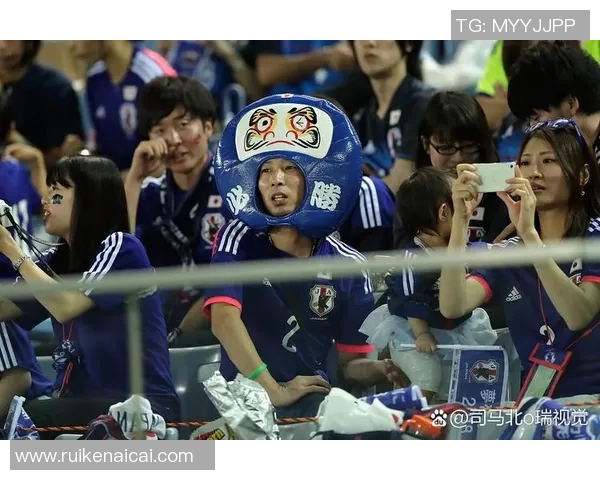 日本拍照足球明星盘点及其在球场外的魅力瞬间 日本拍照足球明星盘点及其在球场外的魅力瞬间